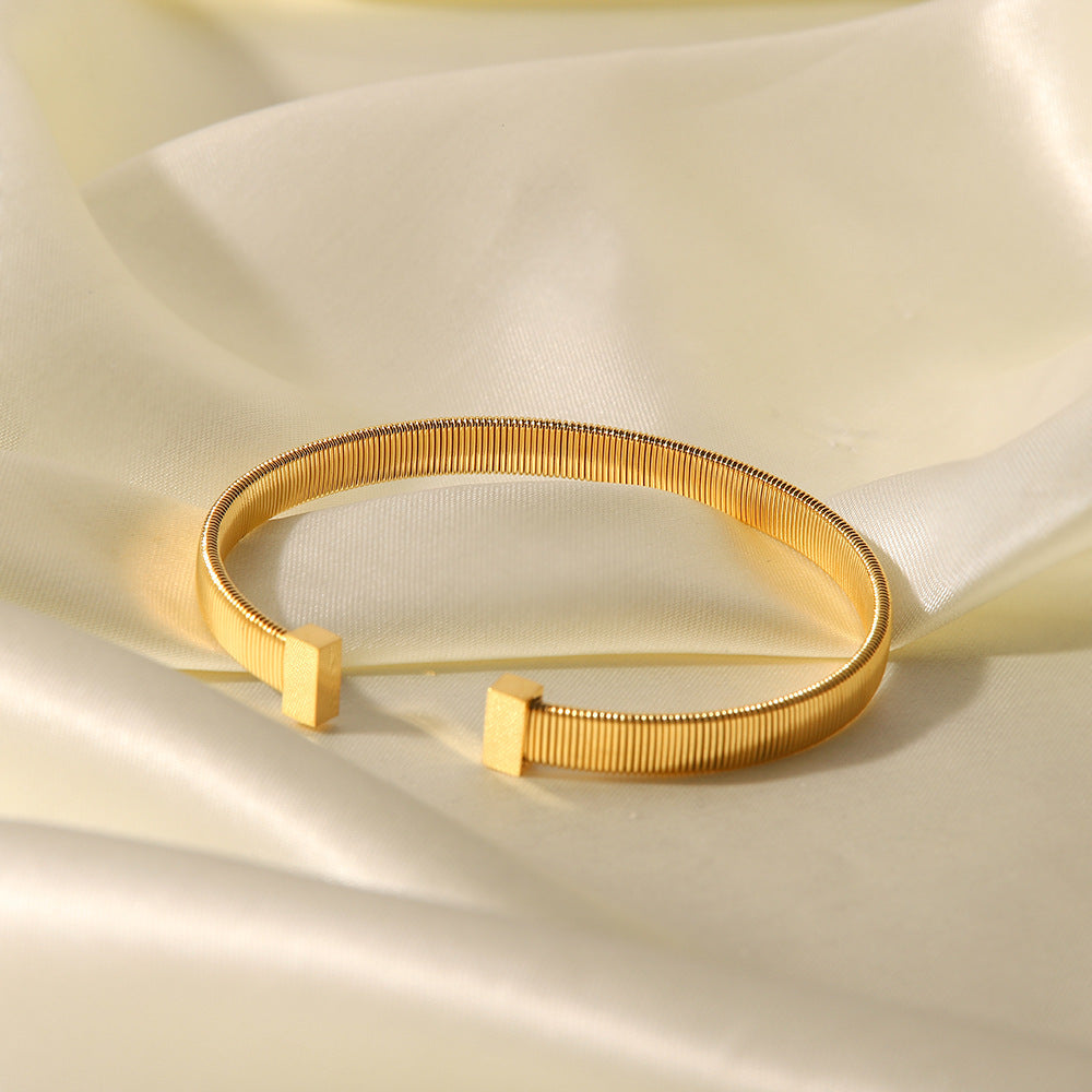 B22.18k Gold Open T Bracelet