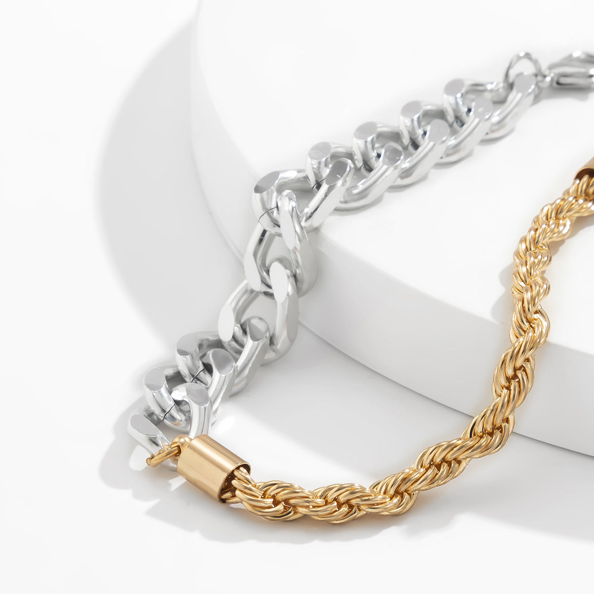 Contrasting two-color adjustable twist chain bracelet